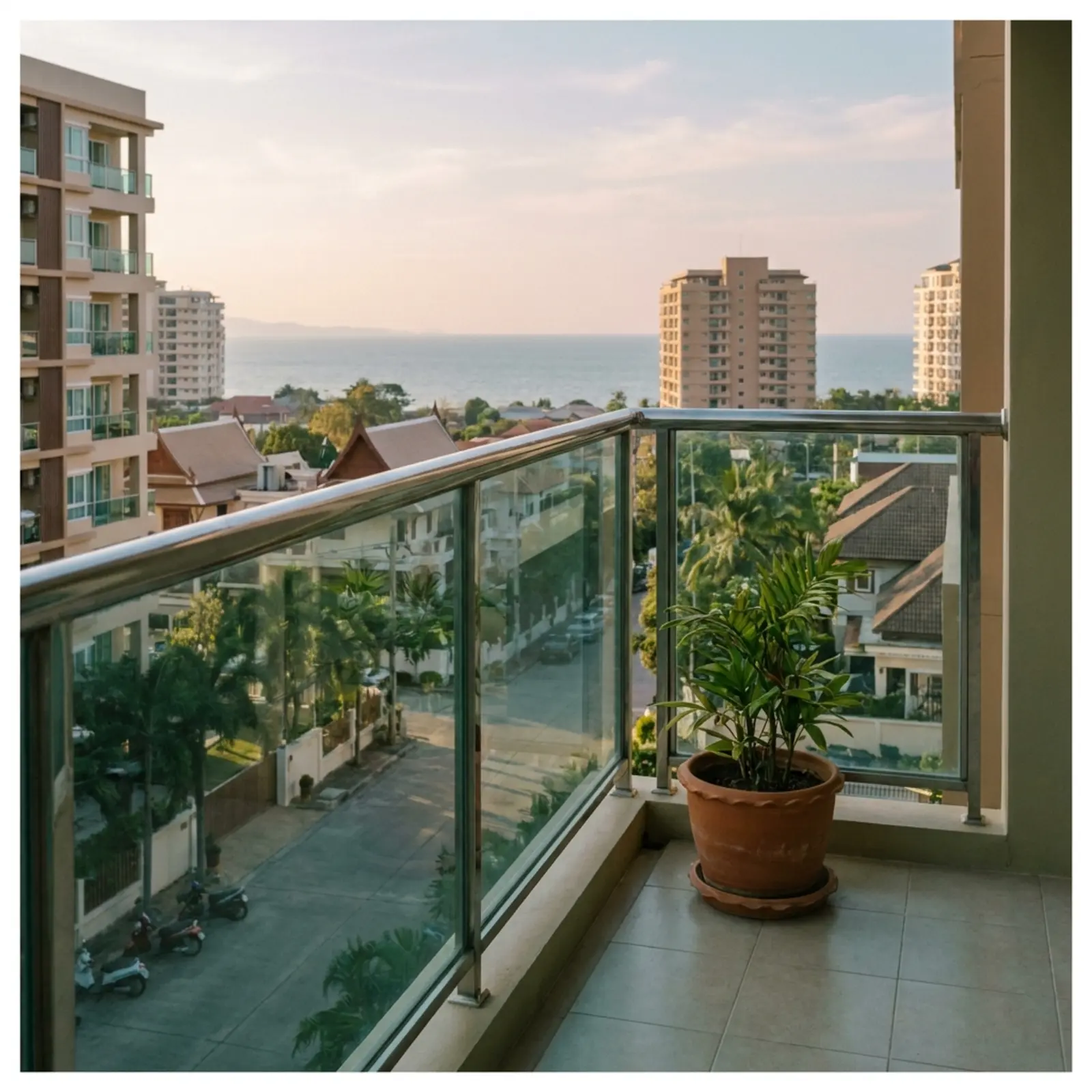 Blick über Wohnanlagen an der Küste von Pattaya